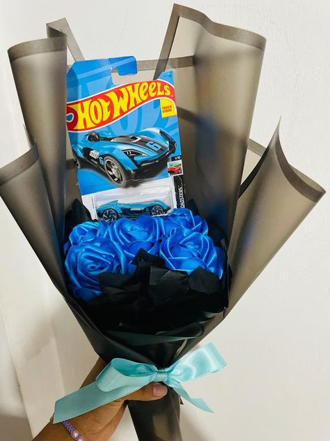 Regalos para mi novio Hot Wheels Bouquet For Bf, Ramos Hot Wheels, Hot Wheels Gift Ideas, Hot Wheels Bouquet, Gifts For Boyfriend Cute, Ribbon Rose Bouquets, Ribbon Flowers Bouquet, Cute Boyfriend, Gifts Creative