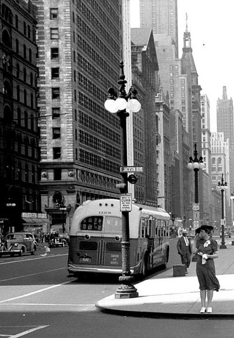 Chicago, Illiois, 1940. Photographed by John Vachon. 1940s Chicago, Vintage Binoculars, Usa Street, Jackson Michigan, Chicago Vintage, Vintage Nyc, Chi Town, Vintage Pics, Chicago History