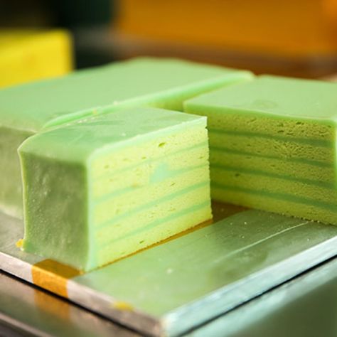 Pandan Layer Cake, Bolu Pandan, Simple Sugar Syrup, Malaysian Dessert, Pandan Cake, Kek Lapis, Cake Recipes At Home, Resipi Kek, Layer Cake Recipes