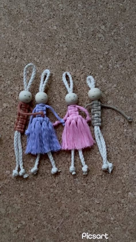 Diy Dolls Making, Macrame Dolls, فن النسيج, Macrame Knots Pattern, Yarn Dolls, Doll Diy Crafts, Crochet Keychain Pattern, Macrame Patterns Tutorials, Deck Furniture