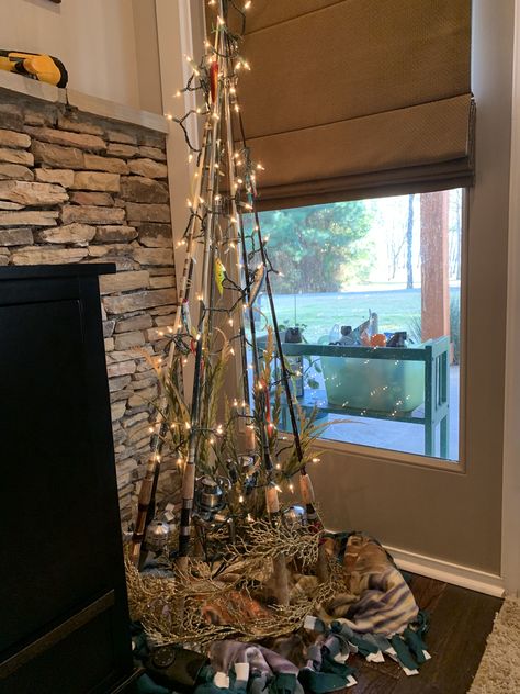 Old Fishing Pole Decor, Fishing Rod Christmas Tree, Fishing Tree Christmas, Fishing Pole Decor Ideas, Fishing Pole Christmas Tree, Fishing Themed Christmas Tree, Fishing Pole Decor, Tiki Ideas, Lake Life Decor