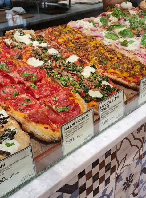 Pizza pizza pizza New York Aesthetic Food, New York Pizza Shop, New York Pizza Aesthetic, Supreme Pizza Recipe, Roman Pizza, Pizza New York, Flat Pizza, Pizza Display, Pizza By The Slice