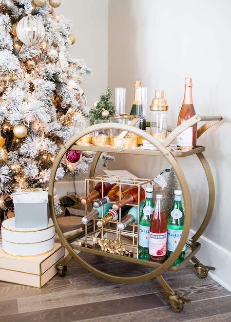 Gold Bar Cart Target, Gold Bar Cart Styling, Bar Cart Inspo, Bar Cart Essentials, Holiday Bar Cart, Home Bar Cart, تحت الدرج, Bar Cart Ideas, Bandeja Bar