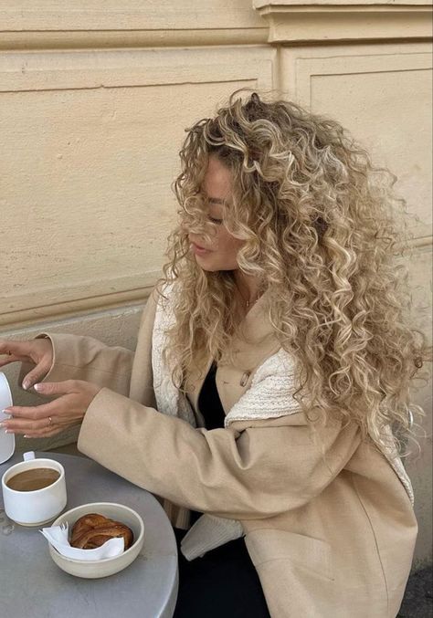 Ashy Blonde Hair Curly, Natural Curls With Curtain Bangs, Super Curly Blonde Hair, Curly Blonde Hair Balayage, Blonde For Curly Hair, Healthy Blonde Curly Hair, Blond Curly Hair Aesthetic, Big Curly Blonde Hair, Big Blonde Curly Hair