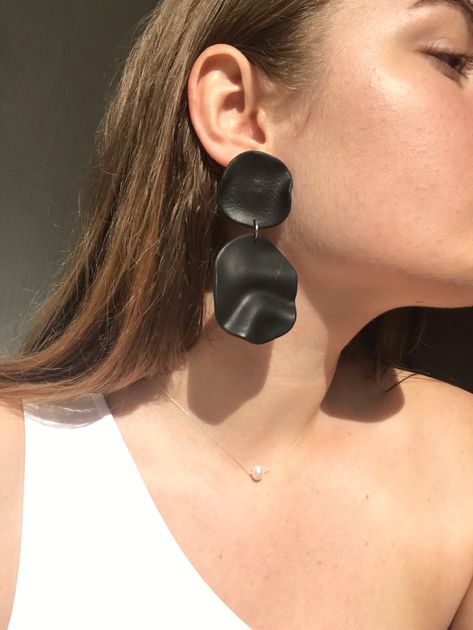 Black Polymer Clay Jewelry, Minimalist Polymer Clay Earrings, Ceramic Earrings Handmade, Neutral Polymer Clay Earrings, Black Polymer Clay Earrings, Ceramic Minimalist, Earrings Trends, Clay Business, Ceramic Earrings