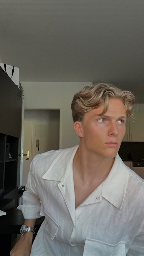 Mens Haircuts Blonde, Blonde Hair Men, Middle Part Hairstyles Men, Middle Part Haircut, Hairstyles For Boys, Styl Grunge, Blonde Man, Men Blonde Hair, Mens Haircuts Short Hair