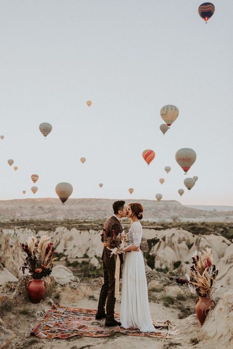 Unique Elopement Alert: This Couple Exchanged Vows Among Over 100 Hot Air Balloons in Cappadocia, Turkey. #WeddingInspiration #WeddingIdeas #DestinationWeddings #Elopements #Bohemian Cappadocia Turkey Hot Air Balloon Proposal, Pictures Of Hot Air Balloons, Hot Air Balloon Elopement, Hot Air Balloon Engagement Pictures, Hot Air Balloon Wedding Theme, Wedding In Turkey, Hot Air Balloon Wedding, Air Exchanger, David Ring