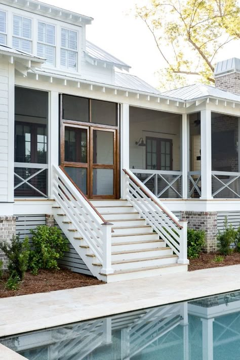 ValViq19 Coastal Farmhouse Exterior, Farmhouse Front Porch Decorating, Railing Designs, Farmhouse Exterior Design, Cottage Coastal, Railing Ideas, Building A Porch, Farmhouse Front Porches, House Details