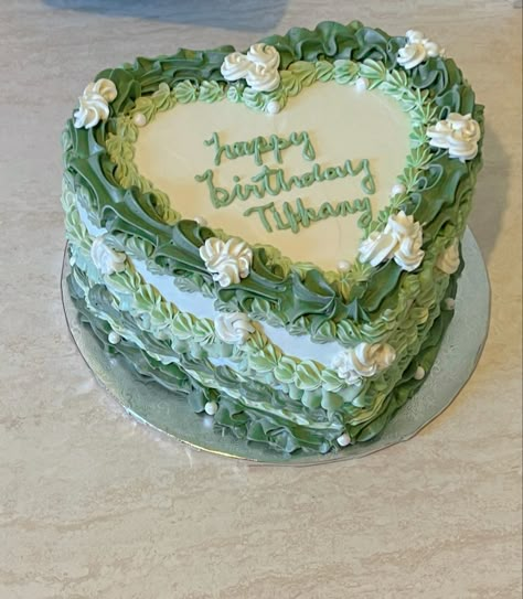 Green Heart Shaped Birthday Cake, Aesthetic Bday Cakes Green, Frog Heart Cake, Purple And Green Cake Ideas, Forest Green Birthday Cake, Green Heart Birthday Cake, Pastel Green Birthday Cake, Dark Green Heart Cake, Green Heart Shaped Cake