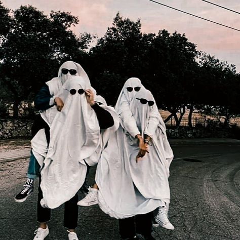 erika chipana on Instagram: “Yassss 👻 . . . #picsart #photooftheday #photo #instagood #aesthetic #aesthetics #aestheticedits #art #friends #ghostchallenge #ghost…” Friendship Photography, Ghost Drawing, Ghost Photography, Halloween Photography, Perspective Photography, Friend Pictures Poses, Ghost Pictures, Ghost Photos, Strange Photos