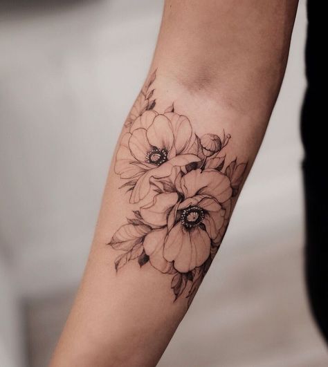 Diana Severinenko ☾ auf Instagram: „Poppies for Helene 🌾 Was made at @ap_paristattoo“ Poppy Flower Tattoo Design, Fine Line Poppy, Flower Tattoo Fine Line, Fine Line Floral Tattoo Sleeve, Line Floral Tattoo, Fine Line Floral Tattoo, Diana Severinenko, Flower Arm Tattoo, Poppy Flower Tattoo