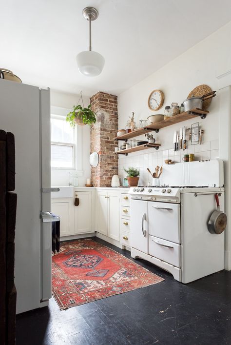 The 7 Things You'll Always Find in a Pinterest-Perfect Kitchen — Kitchen Design Cottage Kitchen Design, Vintage Stoves, 1920s House, Kabinet Dapur, Interior Vintage, Classic Kitchen, Cottage Kitchen, House Doctor, Apartment Therapy