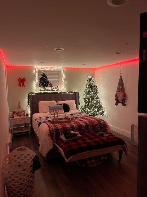 Christmas Decor Bedroom Teenage, Bedroom Ideas Christmas Room Decor, Xmas Bedroom Aesthetic, Christmas Vibes Cozy Room, Bedroom Decor Christmas Ideas, Christmas Decoration Bedroom Ideas, Christmas Theme Room Ideas, Bedroom Party Decoration, Festive Room Decor