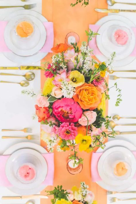 Spring Wedding Tablescapes, Citrus Wedding, Spring Decoration, Boda Mexicana, Bright Wedding, Wedding Table Flowers, Pink Wedding Flowers, Orange Wedding, Wedding Table Decorations