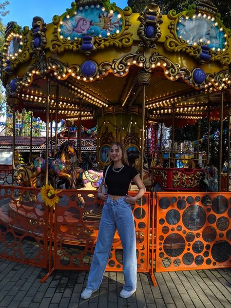 Outfit Ideas Amusement Park, Fair Outfits Carnival Aesthetic, Amusement Park Outfit Fall Casual, Imagica Theme Park Outfits, Funfair Outfit, Outfits For Amusement Parks, Funfair Outfit Ideas, Fun Fair Outfit, Cute Arcade Outfits