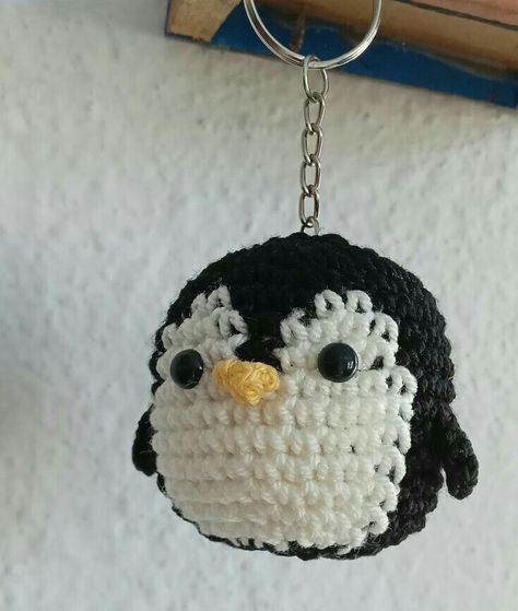 Keychain Crochet Ideas, Diy Keychain Ideas, Knitted Keychain, Crochet Keychain Ideas, How To Make Keychains, Make Keychains, Keychains Diy, Amigurumi Keychain, Hello Kitty Crochet