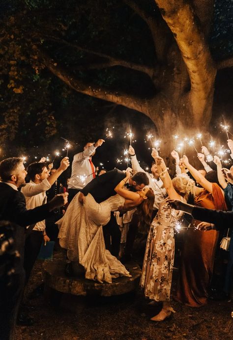 Wedding sparkler photo, top tips for nailing sparklers on the wedding day Sparkler Tunnel Wedding, Wedding Dance Sparklers, Sparkler Photoshoot, Nightime Wedding, Sparkler Photos, Presley Wedding, Wedding Sparkler Exit, Engagement Vibes, Wedding Sparklers Photos