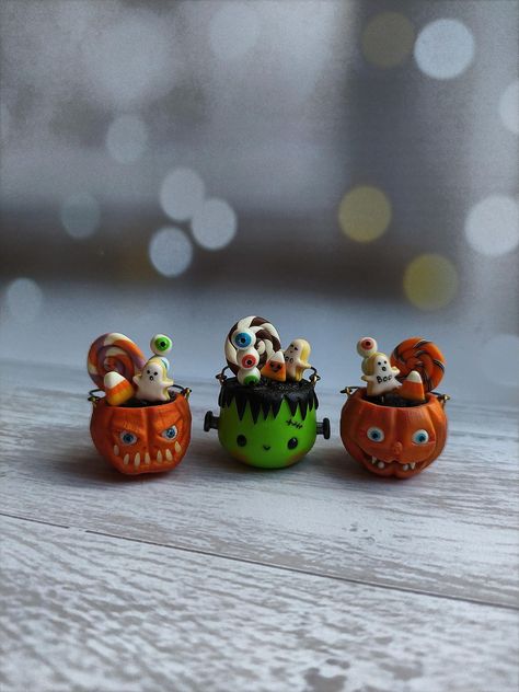 Cute Polymer Clay Figures, Tiny Clay Creations, Polymer Clay Gift Ideas, Clay Village, Fimo Halloween, Polymer Clay People, Polymer Clay Kunst, Candy Clay, Polymer Clay Food