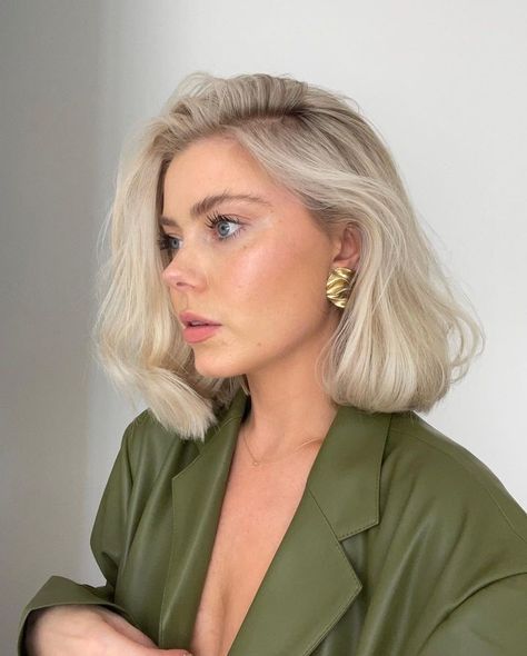 Blonde Bob Pale Skin, Blonde Bob With Brown Roots, 90s Bouncy Blowout, Short Bleach Blonde Hair, 90s Blowout Hair Short, Hairstyle 90s, 90s It Girl, Above Shoulder Hair, Defining Decade