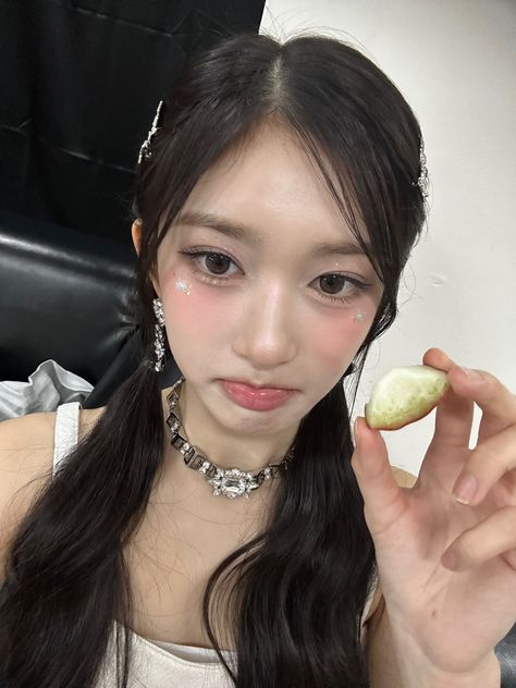 IVE , kpop idol , korean makeup , inspiration , ulzzang , goals , pretty , accessories , pose ideas , hair , glitter makeup , idol makeup inspo Korean Idol Makeup, Ive Makeup, Kpop Idol Makeup, Idol Makeup, Kpop Makeup, Kpop Selca, Hair Glitter, Pretty Accessories, Pink Makeup