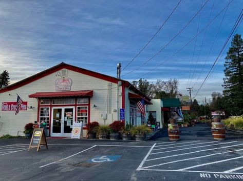 Some of the best pies in Northern California can be found at the long-standing Mom's Apple Pie in Sebastopol. Located along the highway by an apple orchard, this little pie shop knows how to make a mighty fine pie! Sebastopol California, Best Pies, Humble Pie, Pie Flavors, Pie Shop, Only In Your State, Good Pie, Wild Blueberries, Meringue Pie