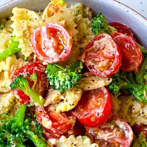 Aleyda Batarse on Instagram: "Warm weather ☀️ pasta wins feature this deliciously quick and ultra creamy BOW TIE PASTA SALAD! 🍅🥗🍝 we make it at least once a week; and it always looks this creamy. This was by far the most popular pasta recipe on the blog two summers in a row. Recipe link in bio! If you haven’t tried it already, you have to!🙃🙌🏻💣 leveraging lemony hummus instead of mayo for the dressing along with a squeeze of tabasco or your favorite hot sauce makes for the creamiest + easi Creamy Bow Tie Pasta, Bow Tie Pasta Salad, Popular Pasta Recipes, Bowtie Pasta Salad, Bow Tie Pasta, Bowtie Pasta, Keto Foods, Keto Diet Meal Plan, Pasta Salad Recipes