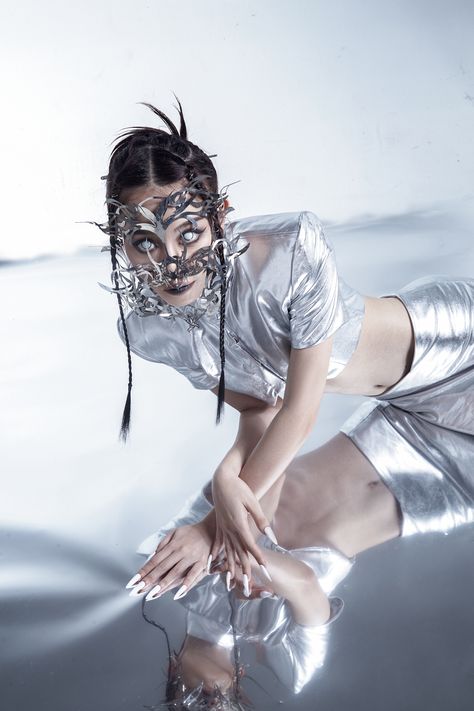 Cyberpunk mask, 3D printing, futuristic aesthetic, abstract, fashion, metallic silver face mask by @neo.vredigester Futuristic Metallic Aesthetic, Silver Futuristic Fashion, Silver Fashion Aesthetic, Futuristic Poses, Futuristic Cyberpunk Fashion, Cyberpunk Aesthetic Fashion, Chrome Photoshoot, Futuristic Fashion Aesthetic, Silver Photoshoot