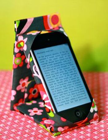 Diy Phone Stand, Ipod Touch Case, Diy Tech, Diy Iphone Case, Costura Diy, Cases Diy, Creation Couture, Diy Phone, Dollar Store Crafts