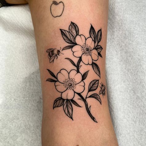 Bee With Flowers Tattoo, May Tattoo, Bee With Flowers, Bee Tattoos, Strawberry Tattoo, Amsterdam Tattoo, Flash Tattoos, Flowers Tattoo, Bee Tattoo