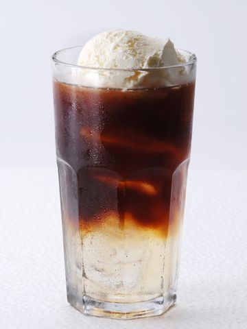 Rum and coke float. How have I not thought of this before? - no link Float Aesthetic, Bourbon Hot Chocolate, Drink Rum, Rum And Coke, Coke Float, Sweet Bourbon, Jack And Coke, Cocktail Appetizers, Hydration Station