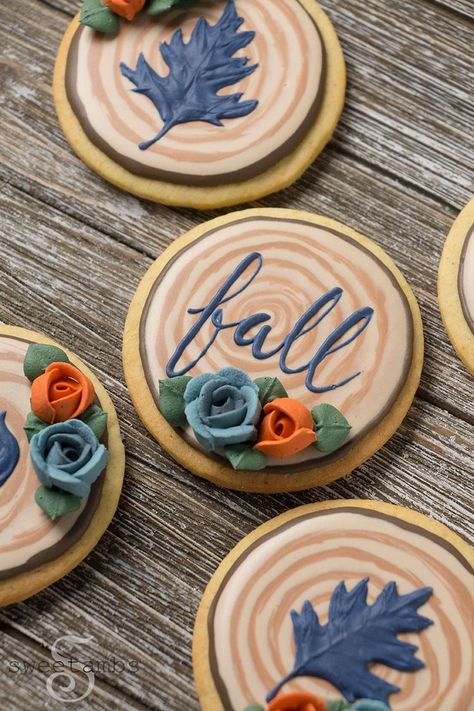 Decorated Fall Cookie Ideas Fall Frosted Cookies, Round Cookie Decorating Ideas Fall, Circle Fall Cookies, Thanks Giving Cookie Decorating, Fall Royal Iced Cookies, Cookie Decorating Fall, Fall Cookie Decorating Ideas, Fall Iced Cookies, Fall Cookies Decorated With Royal Icing