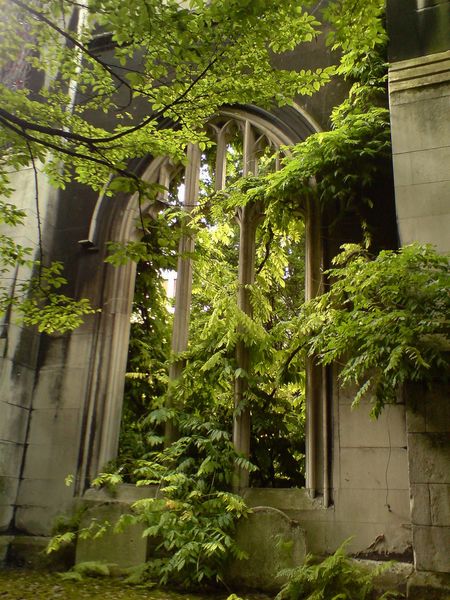 St Dunstan in the East Church Garden Secret Places In London, London Places, Public Garden, Foto Art, Secret Places, The Ruins, London Calling, Abandoned Buildings, Abandoned Houses