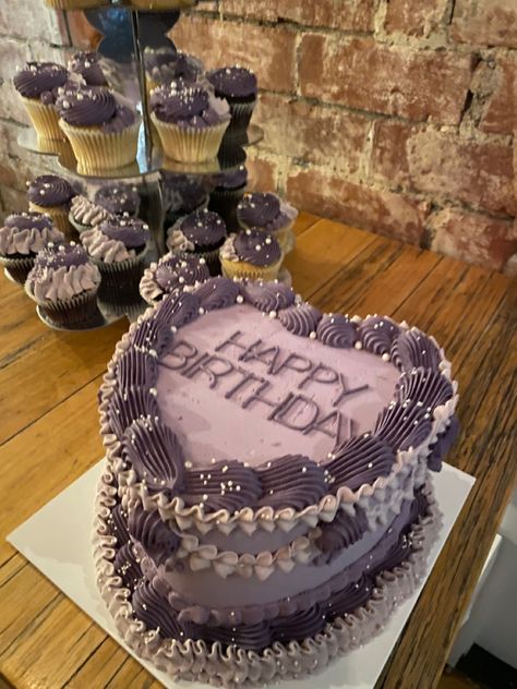 Purple 16th Birthday Cake, Dark Purple Birthday Cake, Dark Purple Cake, Purple Cakes Birthday, Glow Birthday Party, Pinterest Cake, 15 Birthday, Birthday Cake With Flowers, Glow Birthday