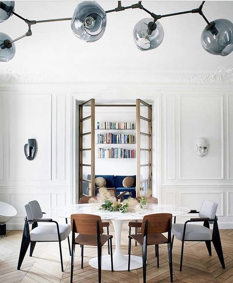 Moulding inspiration   #lonnymagazine Knoll Saarinen Table, Saarinen Tulip Table, Saarinen Dining Table, Saarinen Table, Milan Apartment, Minimalist Dining Room, Tulip Table, Pierre Jeanneret, Elegant Dining Room