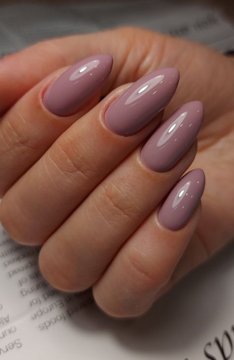 Oval Nail Colors, Almond Nail Trends, Oval Nail, Gel Overlay, Shades Of Violet, Colors Shades, Almond Nail, Manicure Ideas, Latest Iphone