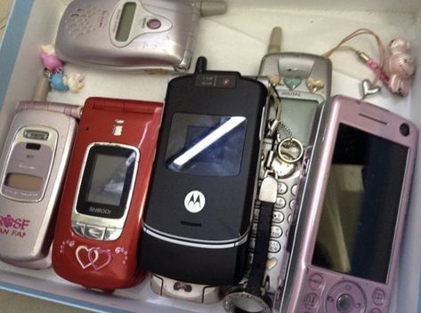 #vintage #aesthetic #grunge #alternative #y2k #gyaru 2000s Gadgets, 00s Aesthetic Grunge, Rikki H2o, Flip Phone Aesthetic, Y2k Gyaru, Alternative Y2k, Pins Board, Midwest Emo, Retro Gadgets