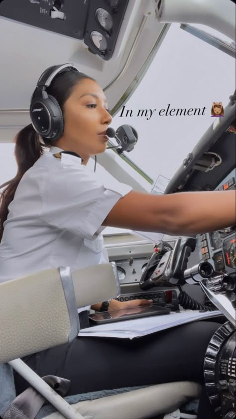 Air Force Pilot Woman Aesthetic, Female Pilots, Women Pilot, Pilot Woman Aesthetic, Student Pilot Aesthetic, Lady Pilot Aesthetic, Pilots Quotes Aviation, Pilot Career, Pilot Quotes