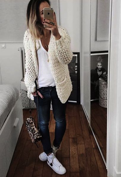 Brianna snaps a selfie from her bedroom mirror wearing her open-knit cardigan. Witte Sneakers Outfit, Knitted Outfit, White Sneakers Outfit, Leopard Handbag, Sneakers Fashion Outfits, White Sneakers Women, Mode Casual, Moda Vintage, Cardigan Top