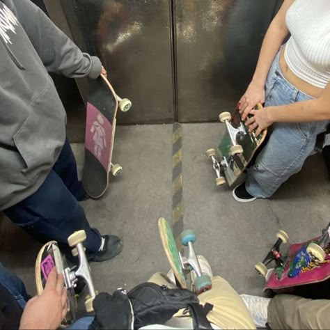 Skater Friends Aesthetic, Skater Core Aesthetics, Skater Group Aesthetic, Group Skateboarding, Skater Vibes Aesthetic, Skater Group, Girls Skateboarding, Skater Friends, Skater Life