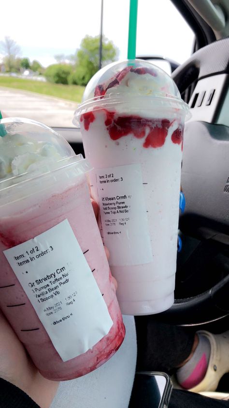 Vanilla Bean Frappuccino, Starbucks Drink Menu, Frosted Coffee, Starbucks Secret Menu Recipes, Cold Starbucks Drinks, Starbucks Strawberry, Secret Starbucks Recipes, Starbucks Drinks Diy, Iced Starbucks Drinks