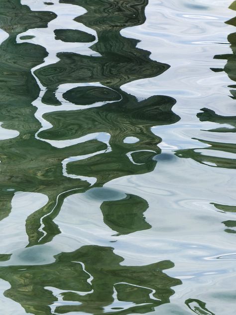 Surface Patterns, Fotografi Vintage, Photographie Portrait Inspiration, Water Reflections, Water Art, Nature Aesthetic, Green Aesthetic, Aesthetic Pictures, Aesthetic Wallpapers