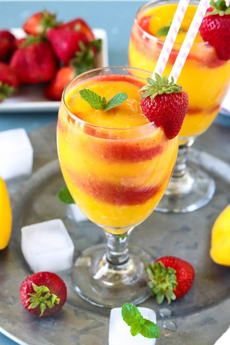 Mango Daiquiri Recipe, Mango Daiquiri, Daiquiri Recipe, Mango Drinks, Strawberry Drinks, Drink Recipes Nonalcoholic, Healthy Strawberry, Mixed Drinks Recipes, Cocktail Drinks Recipes