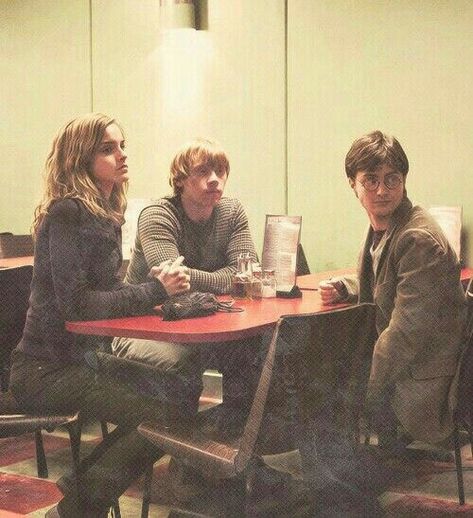 Seven Horcruxes, Photo Harry Potter, Caffeine Molecule, Having Coffee, The Golden Trio, Yer A Wizard Harry, Harry Potter Images, Ron And Hermione, Harry Potter Actors