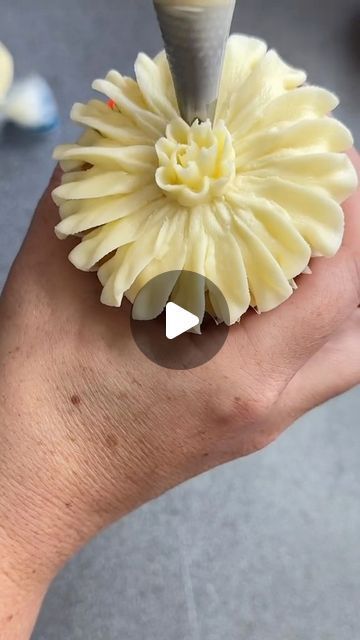 Debbie Bakes on Instagram: "I’m not really sure what I would call this flower. I was doing a white and yellow bouquet and thought I would give these nozzles a try for a flower.  I really liked how it turned out. This would be gorgeous with a two tone petals.  #cakestuff #cakeideas #cupcakes #cupcakereel #cupcakepiping #cakereel #fife #cake #cupcakes #cakedecorating #cakereel #buttercreamflowers #cupcakepipingreel #americanbuttercream #caketips #caketutorial #cupcaketutorial #buttercreamflowertutorial #satisfyingvideos #buttercreamsunflower #cakereel" Cupcake Flower Tutorial, White Buttercream Flowers, Cupcake Flower Designs, White And Yellow Bouquet, Yellow Flower Cake, Buttercream Tutorials, Cupcake Decorating Techniques, Buttercream Flowers Tutorial, Cupcake Flower Bouquets