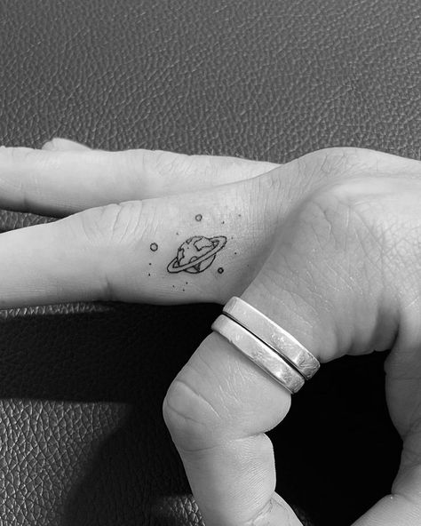 40+ Epic Finger Tattoo Ideas For Women and Men Universe Finger Tattoo, Earth Finger Tattoo, Simple Universe Tattoo, Space Finger Tattoo, Saturn Finger Tattoo, Planet Finger Tattoo, Micro Finger Tattoo, Small Universe Tattoo, Cute Alien Tattoo