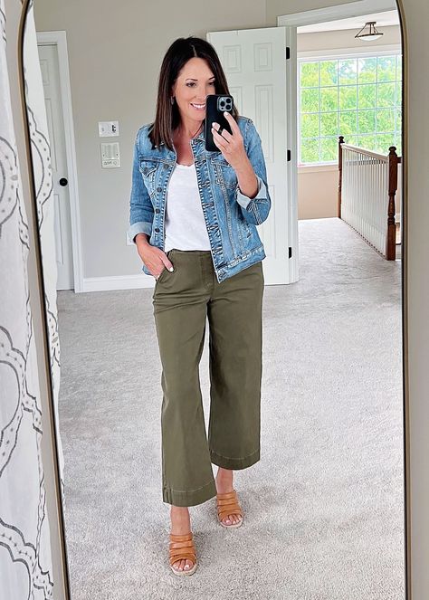 Green Capri Pants Outfit, Green Cropped Pants Outfit, Green Ankle-length Wide Leg Pants For Spring, Green Ankle-length Wide Leg Pants, Green Ankle-length Cargo Pants, Green Ankle-length Spring Cargo Pants, Ankle-length Green Cargo Pants With Pockets, Green Top Outfit, Capri Pants Outfits