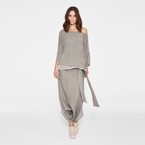 Find Sarah Pacini's ready to wear collection for who appreciate fashion beyond the usual. A unique collection of dresses, cardigans, coats, jeans and jewelry - Discover the collection Hijab Stile, Sarah Pacini, Casual Chique, Fashion 2018, Hijab Fashion, Beautiful Outfits, Fashion Brand, Style Me, A Woman