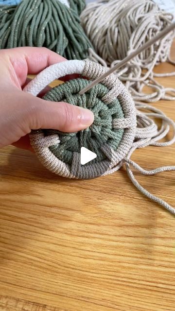 Basket Weaving With Yarn, Coil Basket Diy, Diy Crochet Rope Basket, Macrame Bowl, Rope Basket Diy, Diy Woven Basket, Rope Basket Tutorial, Coiled Rope Basket, Macrame Basket