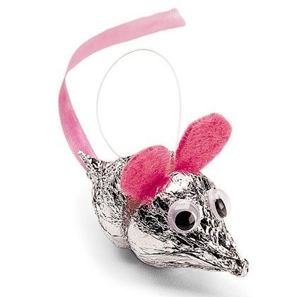 Christmas DIY Hershey's Kiss mouse ornament. Celebrate the season in a delicious way with these Kissmas mice ornaments!