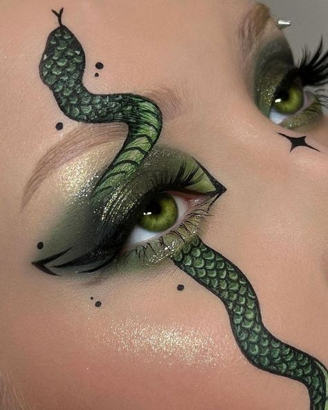 Snake Charmer Makeup, Snake Woman Costume, Halloween Snake Costume, Snake Face Makeup, Snake Eyes Makeup, Medusa Inspired Makeup, Halloween Makeup Medusa, Halloween Costumes Green Hair, Medusa Eye Makeup